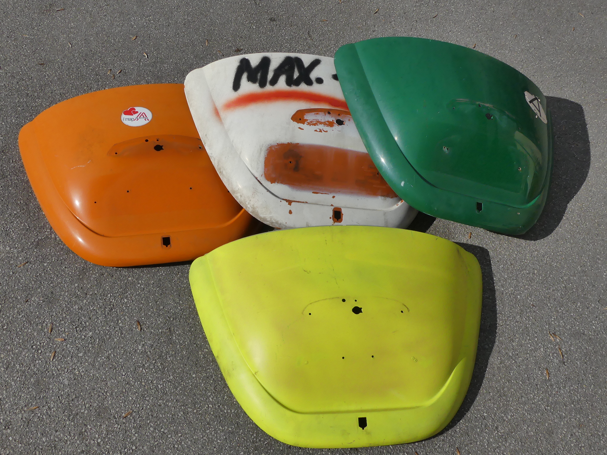 Haube, hinten, ohne Luftschlitze, 8.71-7.75 (Gebrauchtteil) Haube, hinten, ohne Luftschlitze, 8.71-7.75 (Gebrauchtteil)