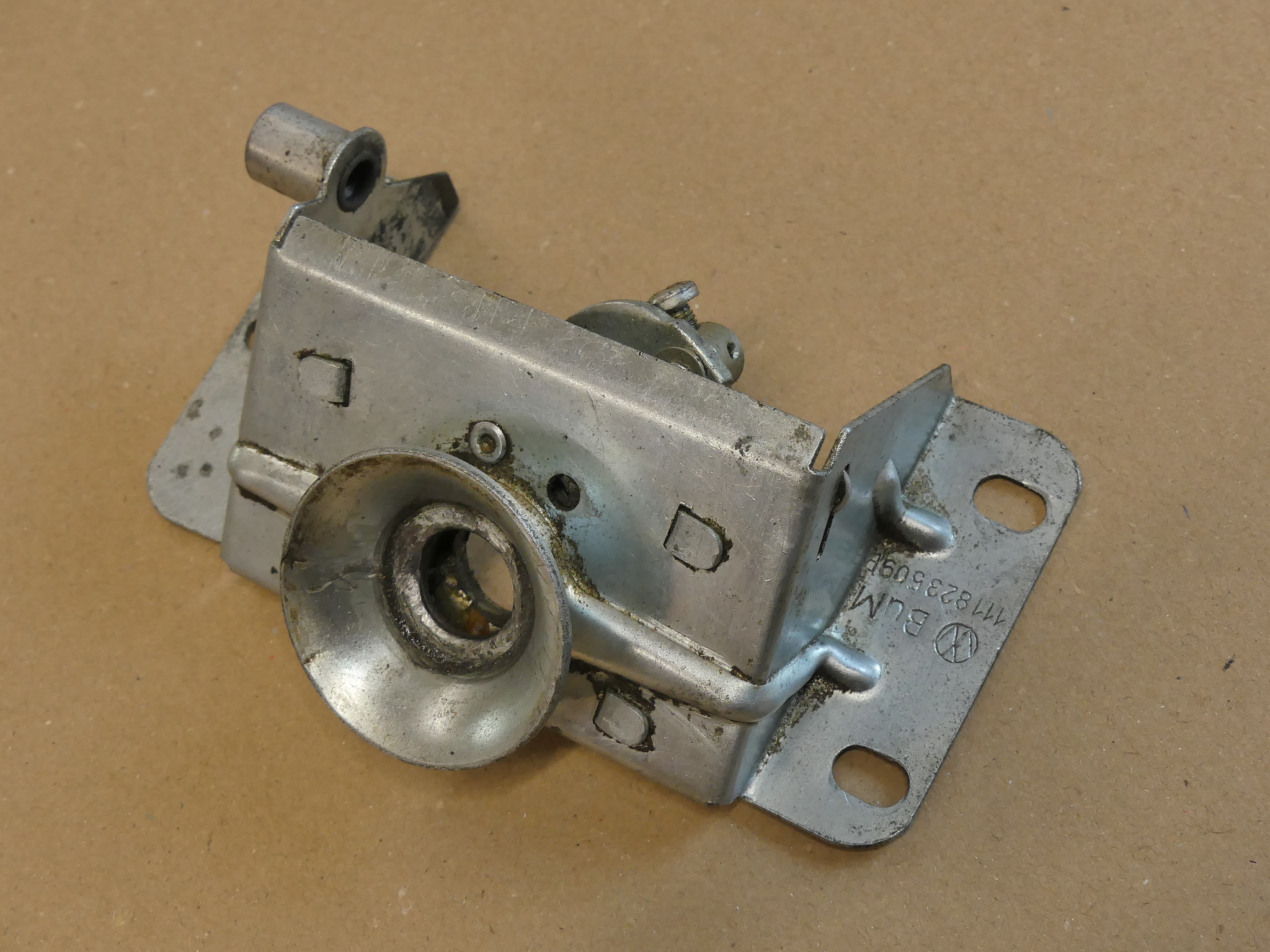 Unterteil, Fronthaubenschloss, 10.60-7.67 (Gebrauchtteil) Unterteil, Fronthaubenschloss, 10.60-7.67 (Gebrauchtteil)